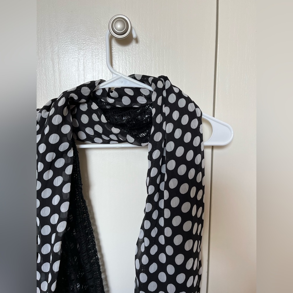 Infinity scarf. Apt 9. Black and White